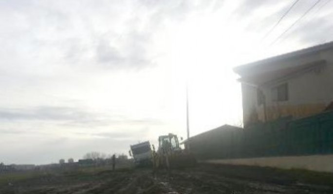 Locuitorii din zona Elvila sunt disperaţi: înoată în noroaie